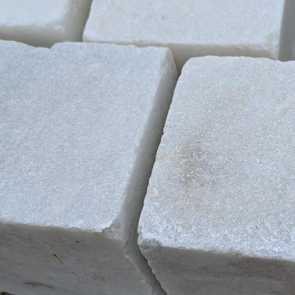 Kassei Marmer wit (10x10x10) 230 kg/ 83 st / m²