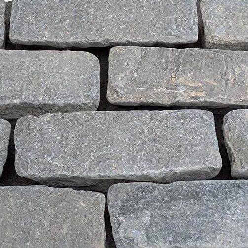 Kandla Grey platine 22x7x5/7 getrommeld in kist 54st/m²